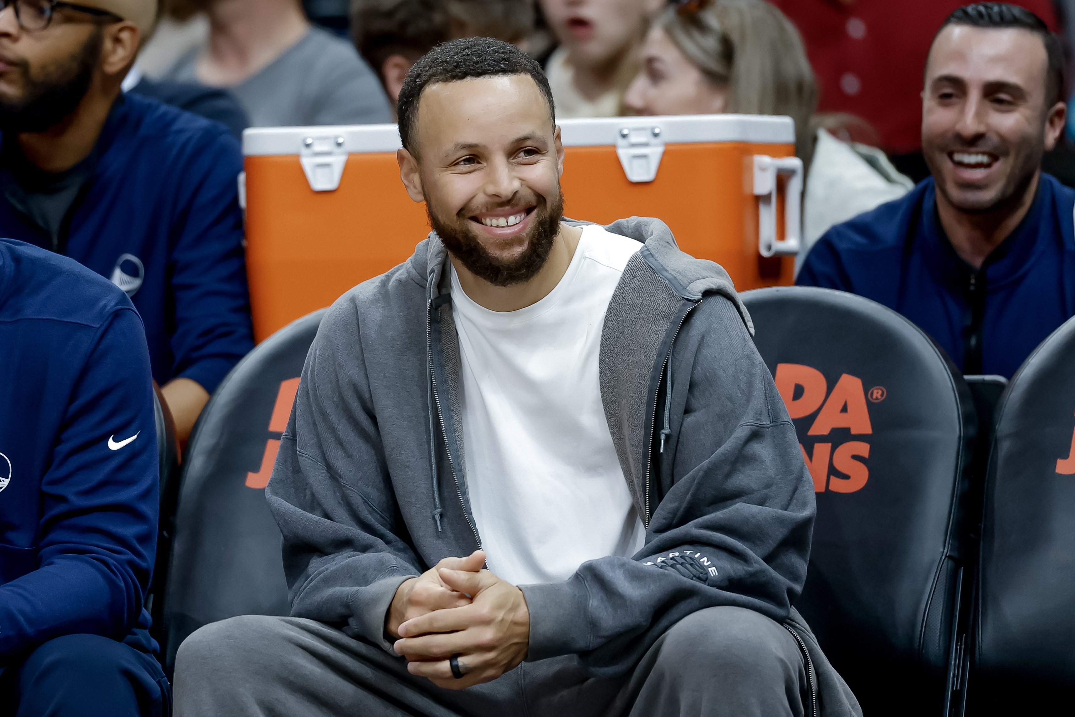 庫里下周再接受膝傷復(fù)查 本周對抗訓(xùn)練計劃推遲