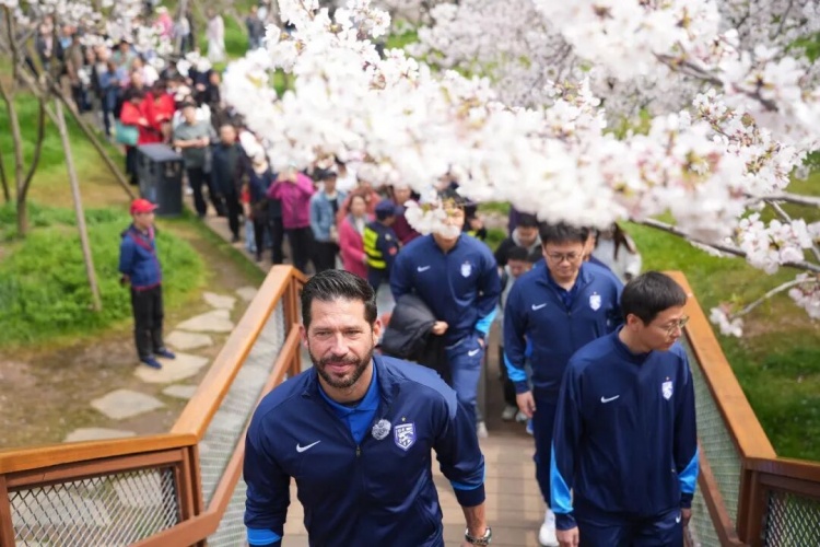 莫拉東湖行感受武漢底蘊(yùn) 與鄧卓翔交流省聯(lián)賽 莫拉東湖行感受武漢底蘊(yùn) 與鄧卓翔交流省聯(lián)賽