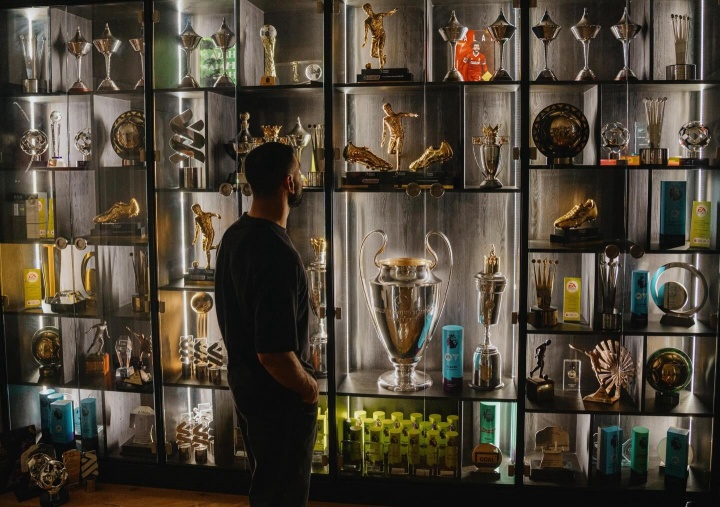 薩拉赫社媒曬獎(jiǎng)杯柜定格紅軍九年 435場(chǎng)255球攬九冠四金靴