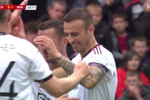 安菲爾德傳奇賽貝爾巴托夫外腳背世界波 利物浦連扳兩球逆轉(zhuǎn)曼聯(lián)