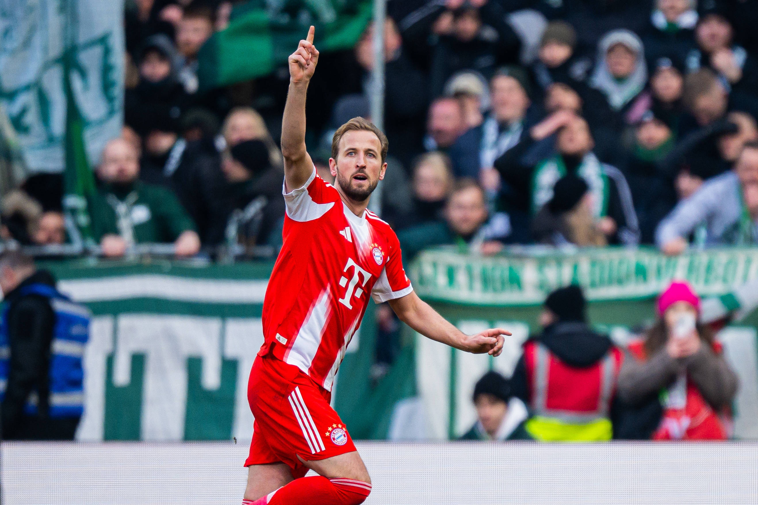 赫內(nèi)斯確認(rèn)凱恩留隊(duì)至2027 沙特巨額報(bào)價(jià)成唯一變數(shù)