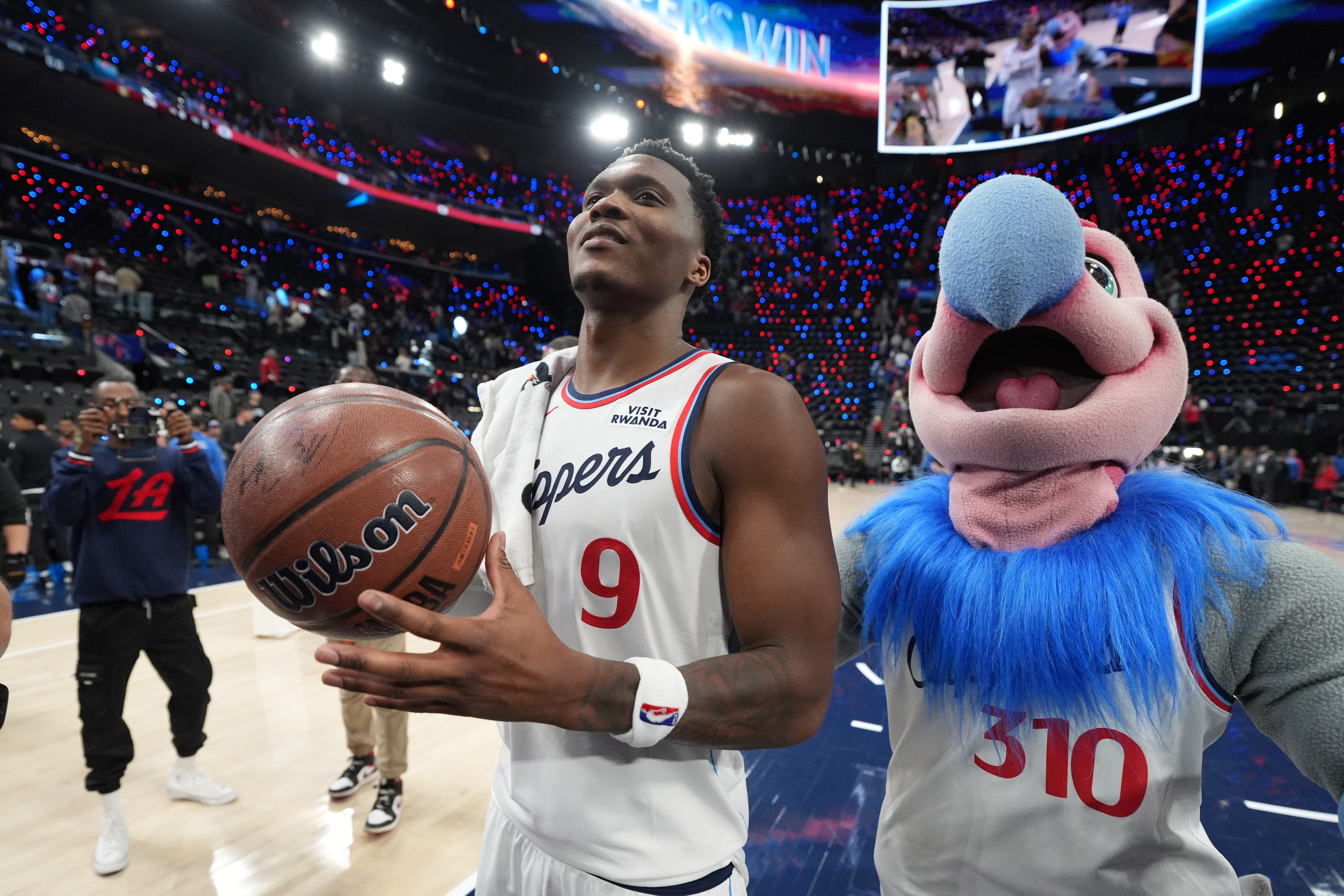 快船客場輕取雄鹿 倫納德20+8率隊三節(jié)奠定勝局