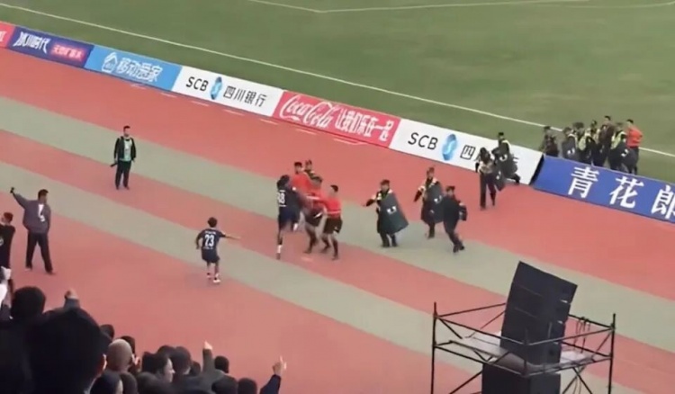 暴力飛踹裁判 球員日火瓦體禁賽范圍擴至全國