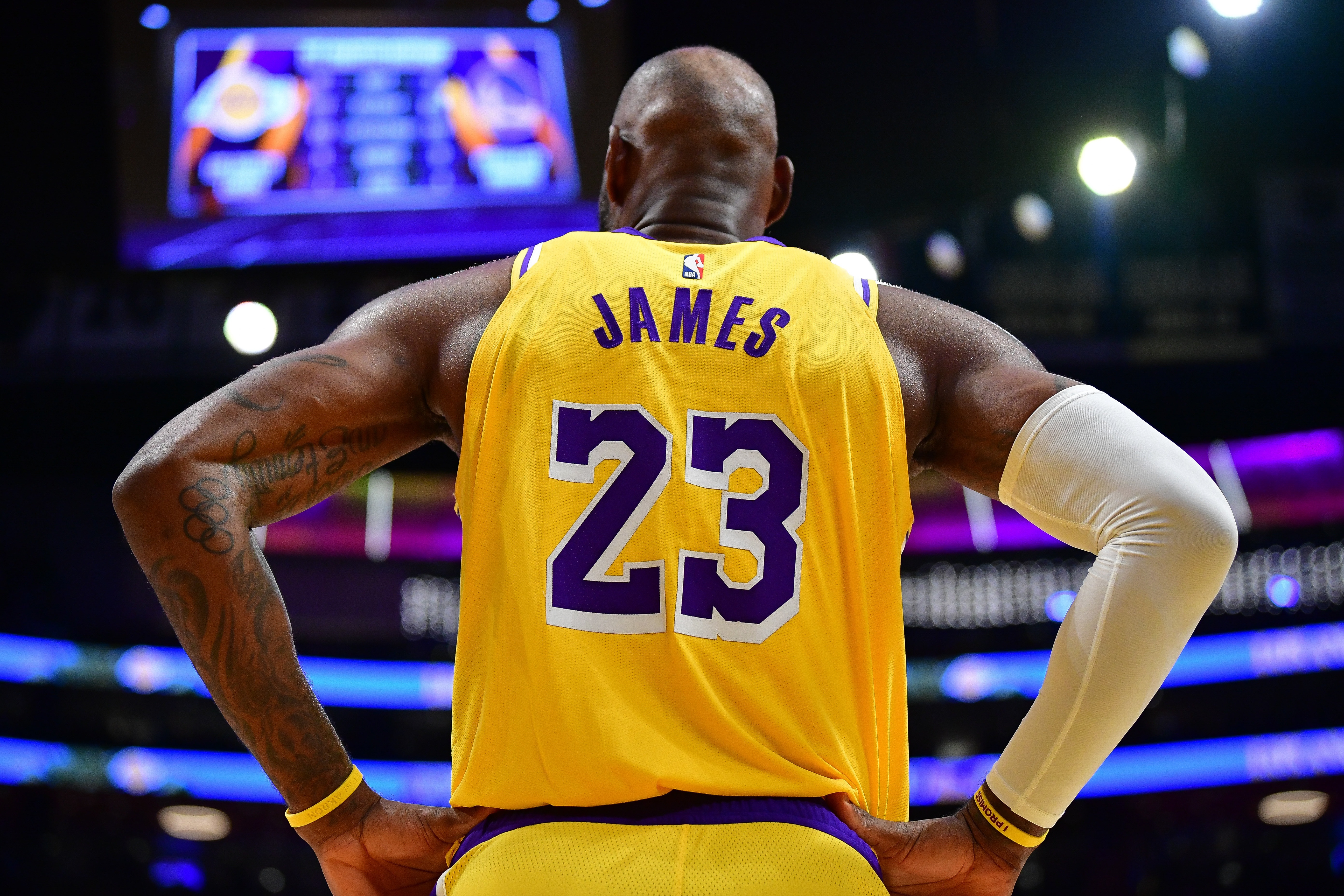 湖人休賽期唯一補強窗口 里夫斯合同成關鍵杠桿 詹姆斯940萬或離隊 湖人休賽期唯一補強窗口 里夫斯合同成關鍵杠桿 詹姆斯940萬或離隊