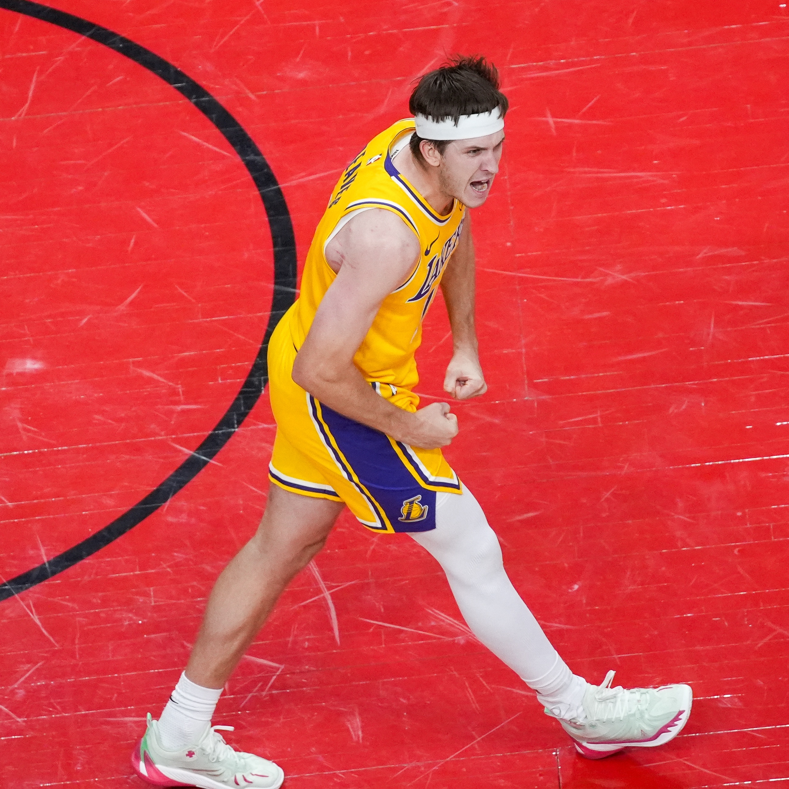 湖人休賽期唯一補強窗口 里夫斯合同成關鍵杠桿 詹姆斯940萬或離隊 湖人休賽期唯一補強窗口 里夫斯合同成關鍵杠桿 詹姆斯940萬或離隊