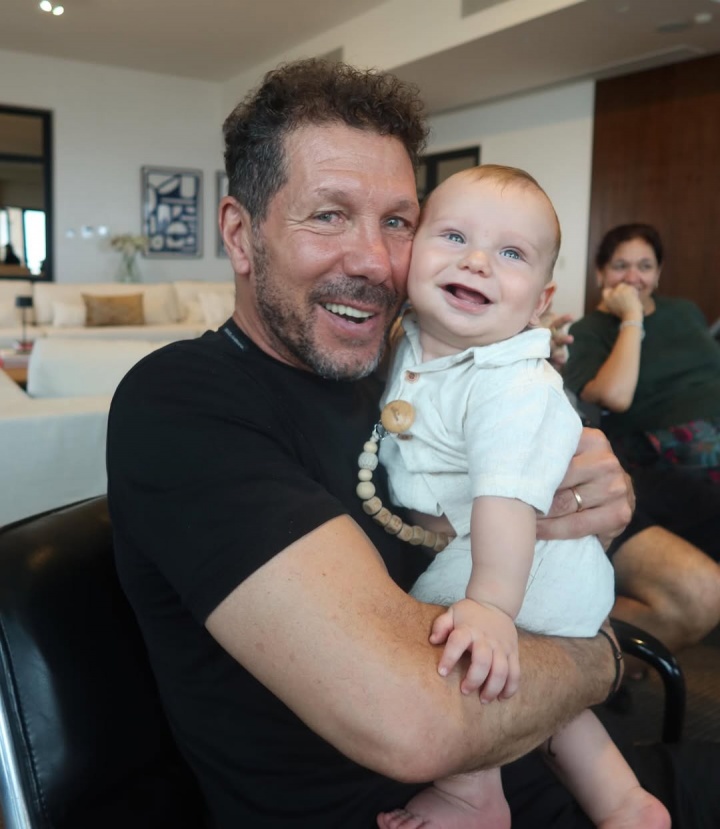 國際比賽日西蒙尼返阿 家庭合影三代同堂 國際比賽日西蒙尼返阿 家庭合影三代同堂