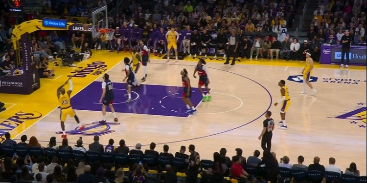 詹姆斯首節(jié)連取6分 滑翔拉桿展現(xiàn)身體控制 詹姆斯首節(jié)連取6分 滑翔拉桿展現(xiàn)身體控制