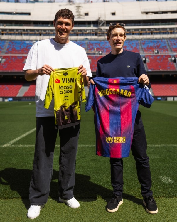 環(huán)法冠軍溫格高造訪諾坎普 與丹麥同胞克里斯滕森交換隊服