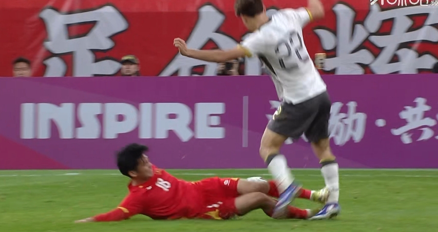 越南U23球員高危動(dòng)作 毛偉杰遭鞋釘飛鏟痛苦倒地