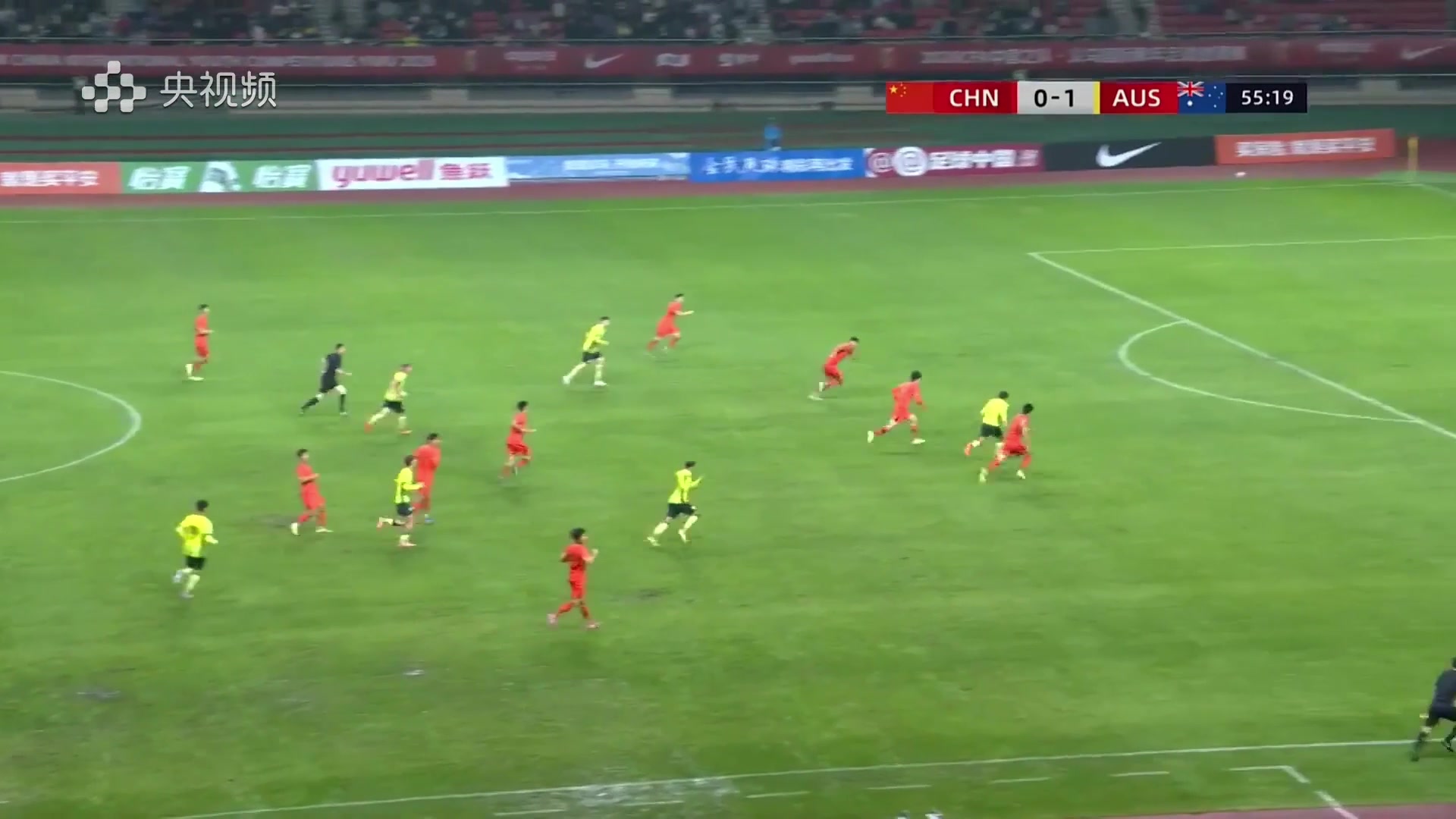 直塞打穿防線！對手單刀破門，U19國足0-2落后