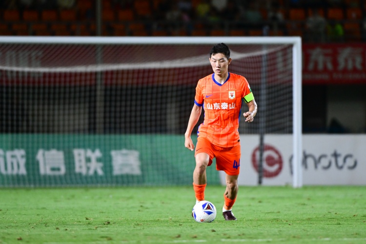 泰山戰(zhàn)大連賽前發(fā)布會(huì) 宿茂臻攜小將史松宸出席