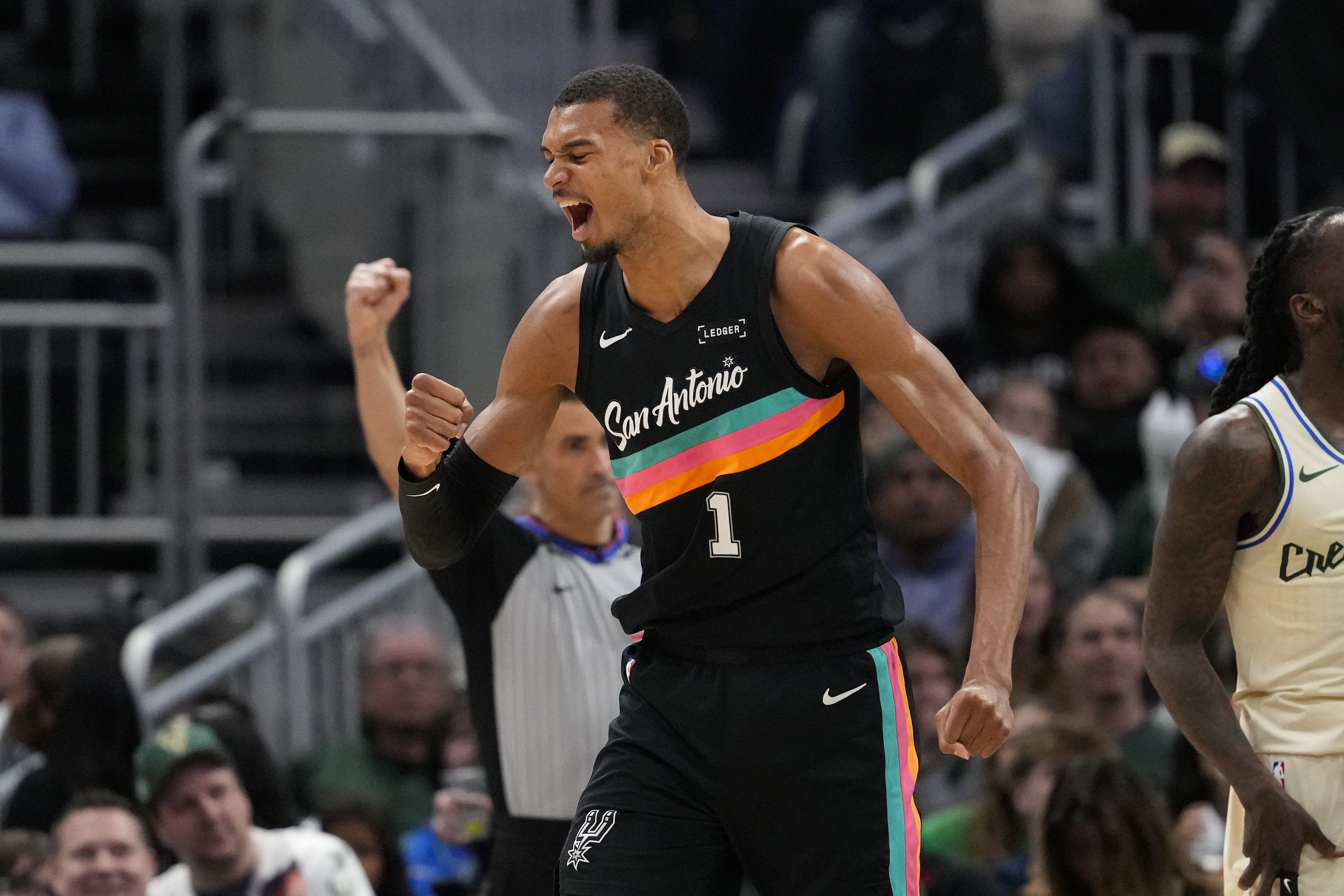 文班亞馬28分鐘41+18+3帽零失誤 馬刺大勝勇士穩(wěn)居西部第二