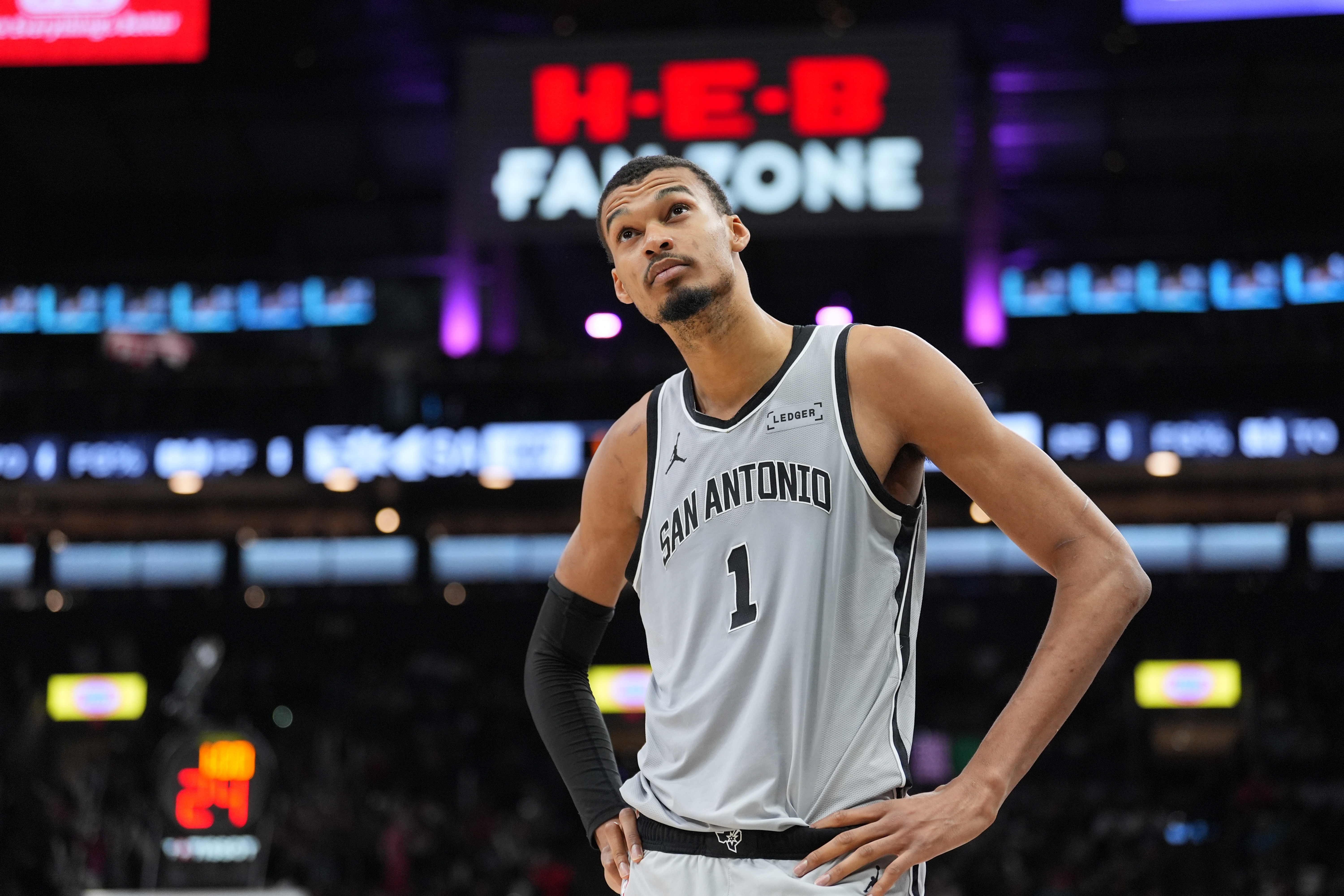 文班亞馬28分鐘41+18+3帽0失誤 媒體人預(yù)測(cè)其將全票當(dāng)選DPOY