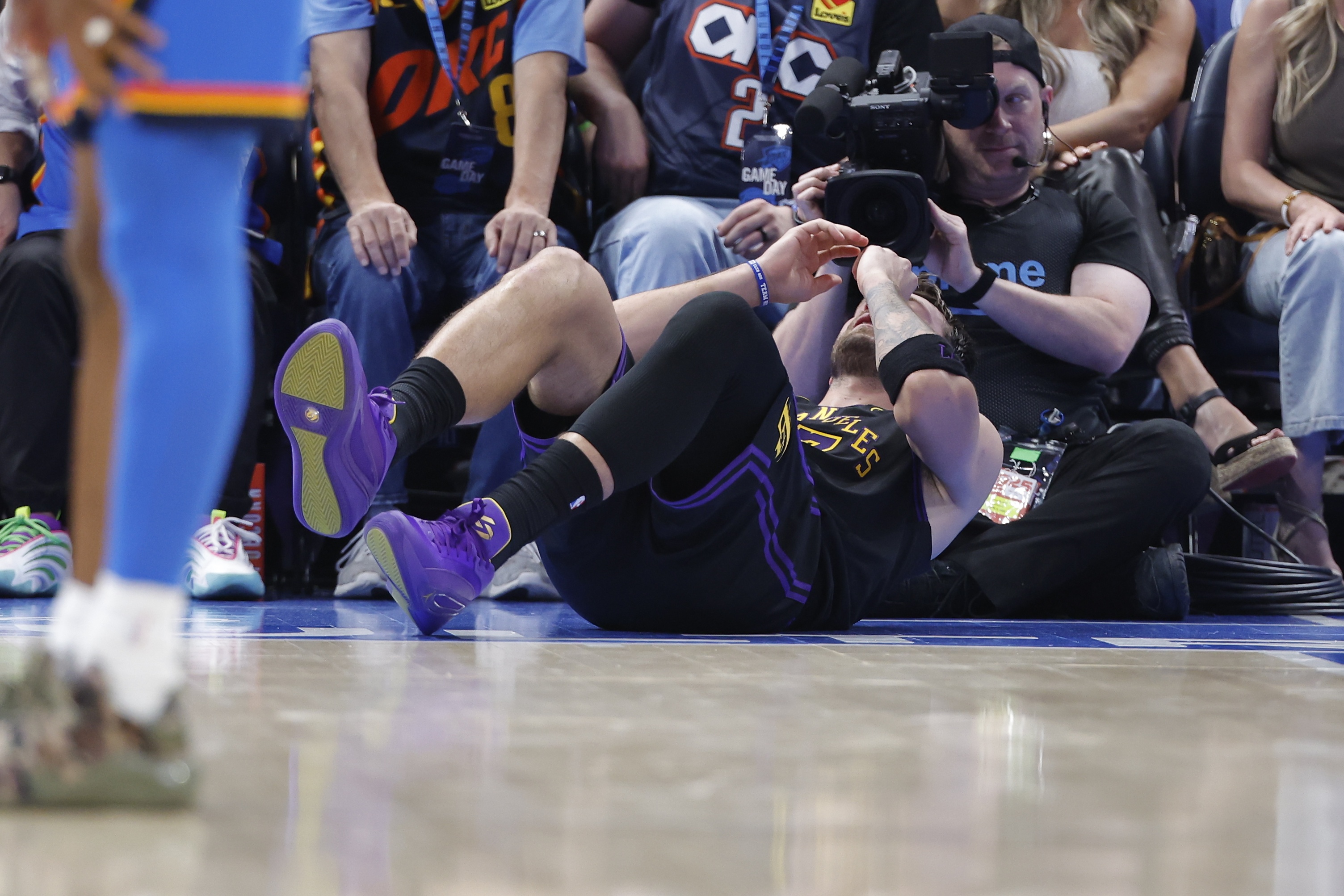 東契奇左腿筋二級拉傷常規(guī)賽報銷 湖人季后賽前景蒙上陰影 東契奇左腿筋二級拉傷常規(guī)賽報銷 湖人季后賽前景蒙上陰影