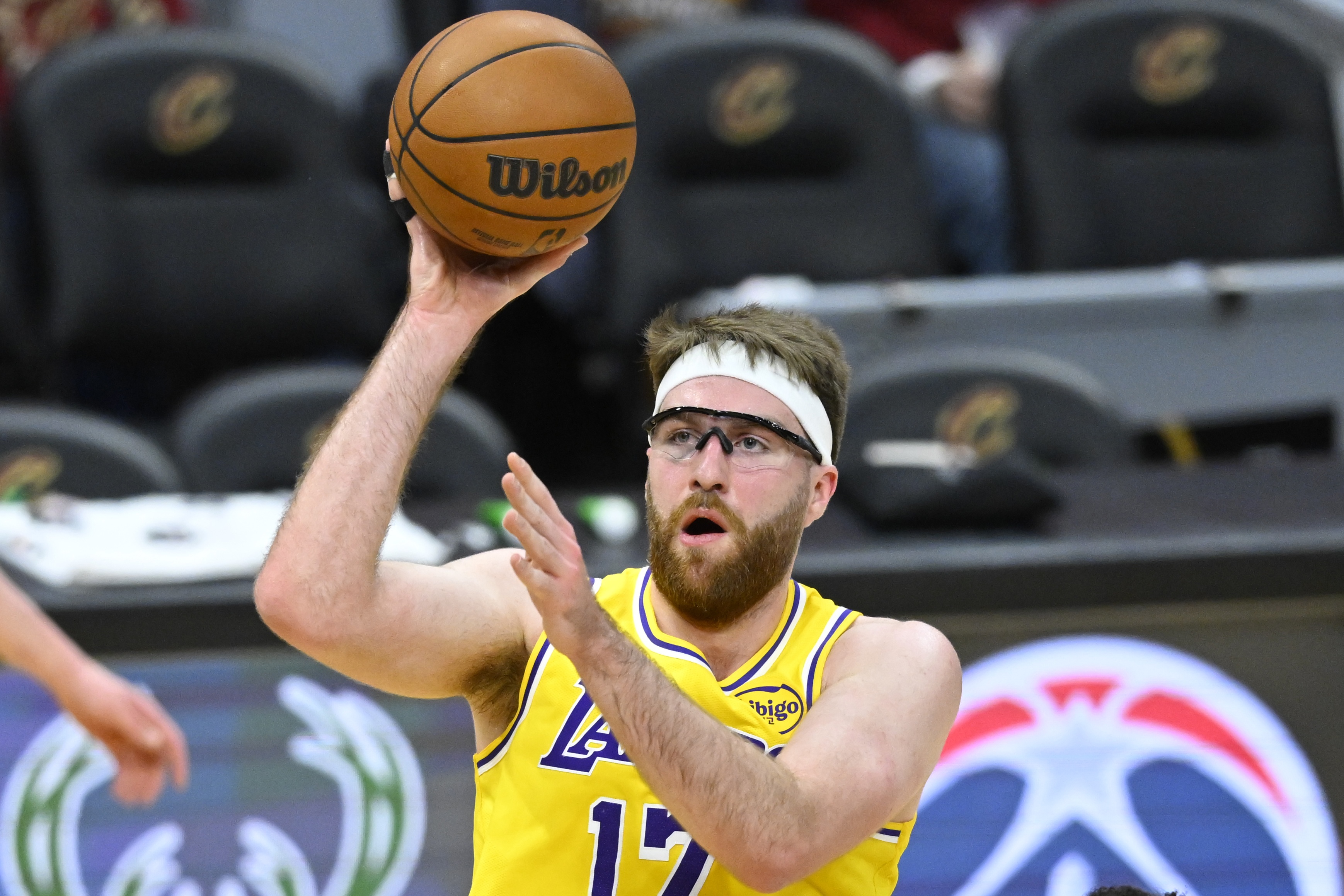 蒂米13中9高效砍26+8+5 南灣湖人輕取毒蛇晉級(jí)在望