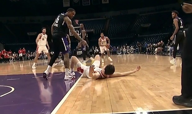 楊瀚森自曝沖突細(xì)節(jié) 垃圾話誘騙對手技犯