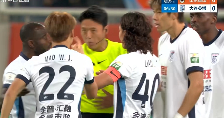 德?tīng)柤佣酄?zhēng)議動(dòng)作鎖喉毛偉杰 當(dāng)值主裁未予出牌