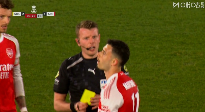馬丁內(nèi)利補(bǔ)時(shí)推搡裁判染黃 阿森納心態(tài)失衡