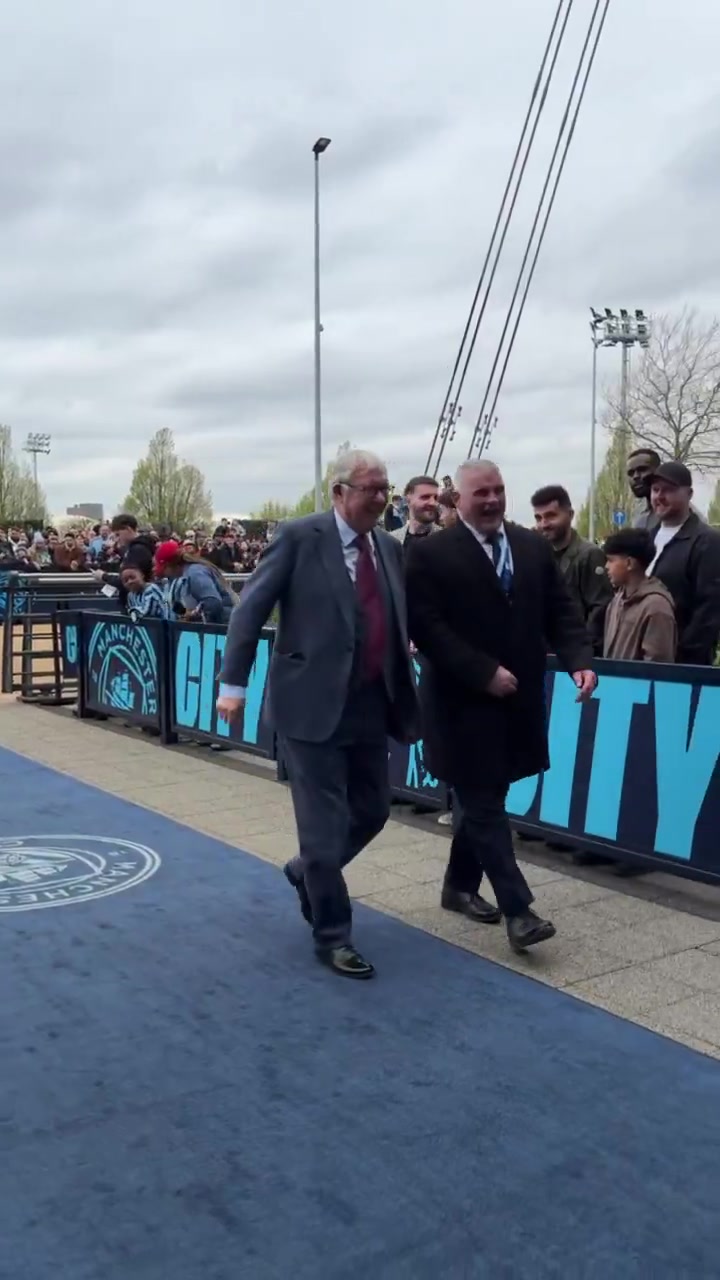 弗格森現身阿提哈德觀戰(zhàn)曼城利物浦