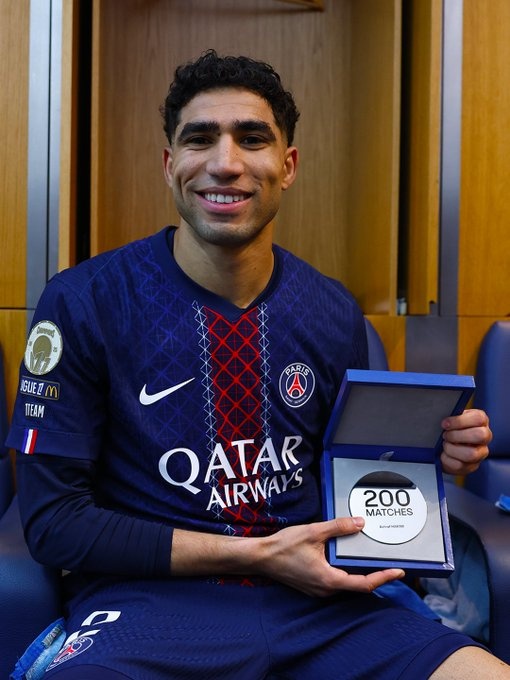 阿什拉夫巴黎200場(chǎng)里程碑 獲俱樂(lè)部頒發(fā)紀(jì)念獎(jiǎng)?wù)? title=
