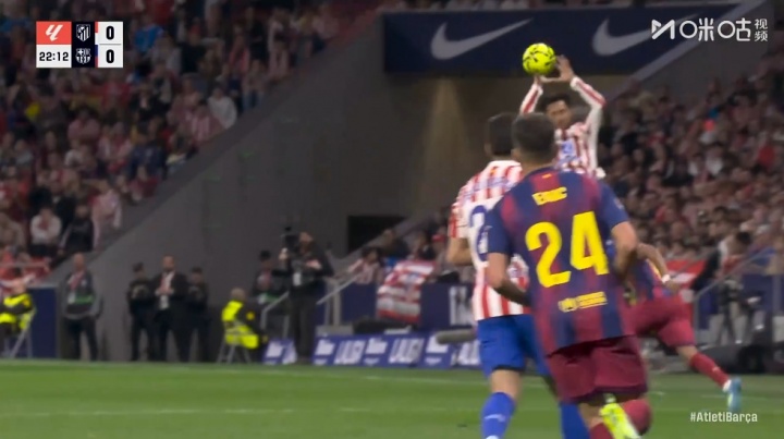 岡薩雷斯手球染黃引巴薩替補(bǔ)席哄笑 半場補(bǔ)時(shí)鏟人直紅離場