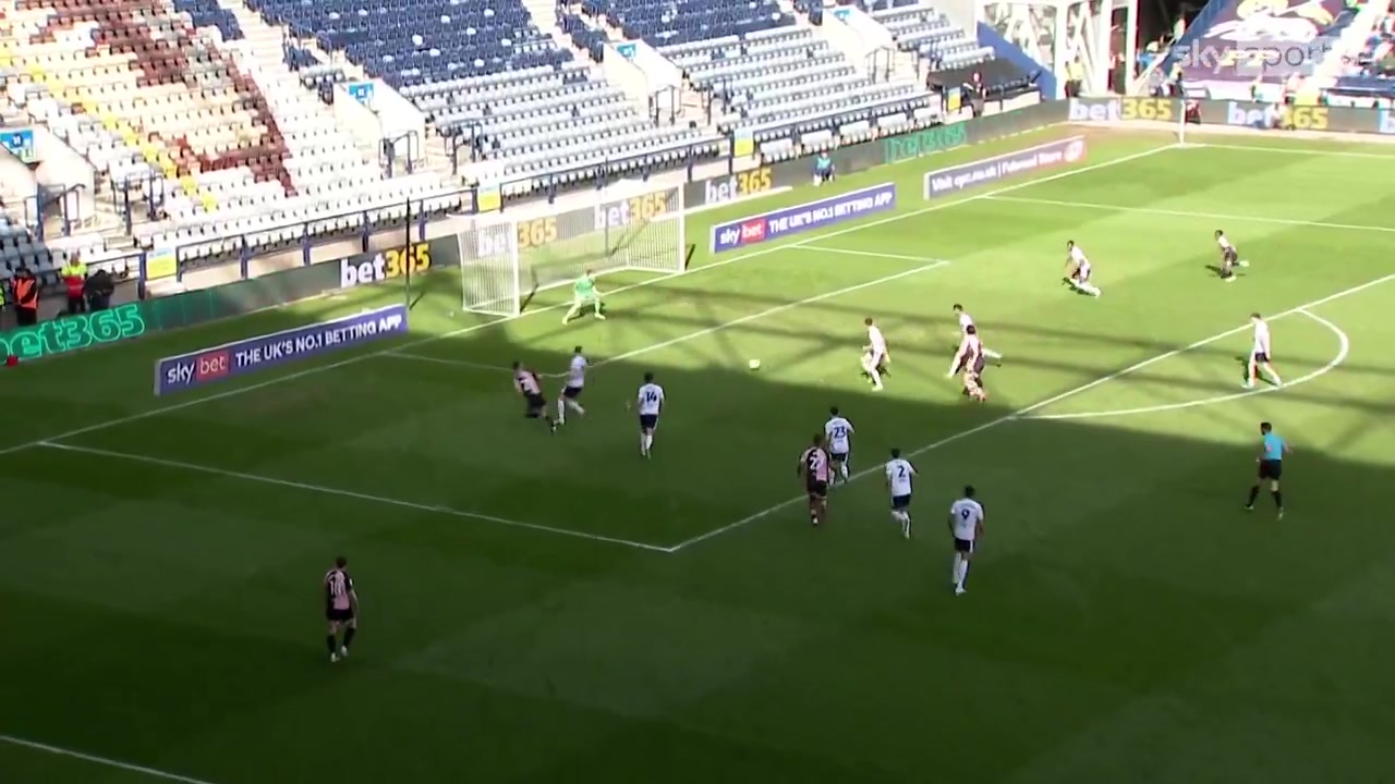 英冠補(bǔ)時(shí)驚現(xiàn)詭異烏龍 普雷斯頓后衛(wèi)解圍踢呲自毀好局