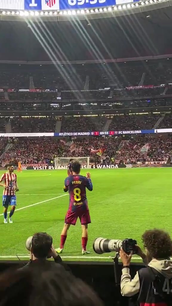 佩德里賽場誤認(rèn)光頭為足球 緊急尋球鬧出插曲