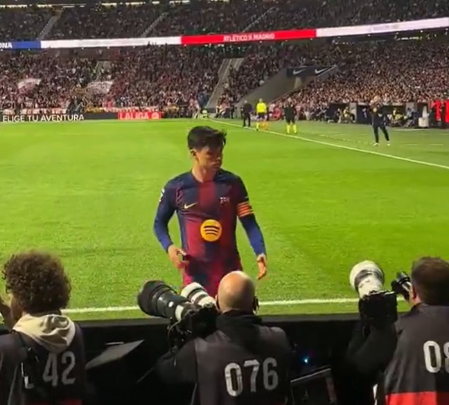 佩德里賽場誤認(rèn)光頭為足球 緊急尋球鬧出插曲