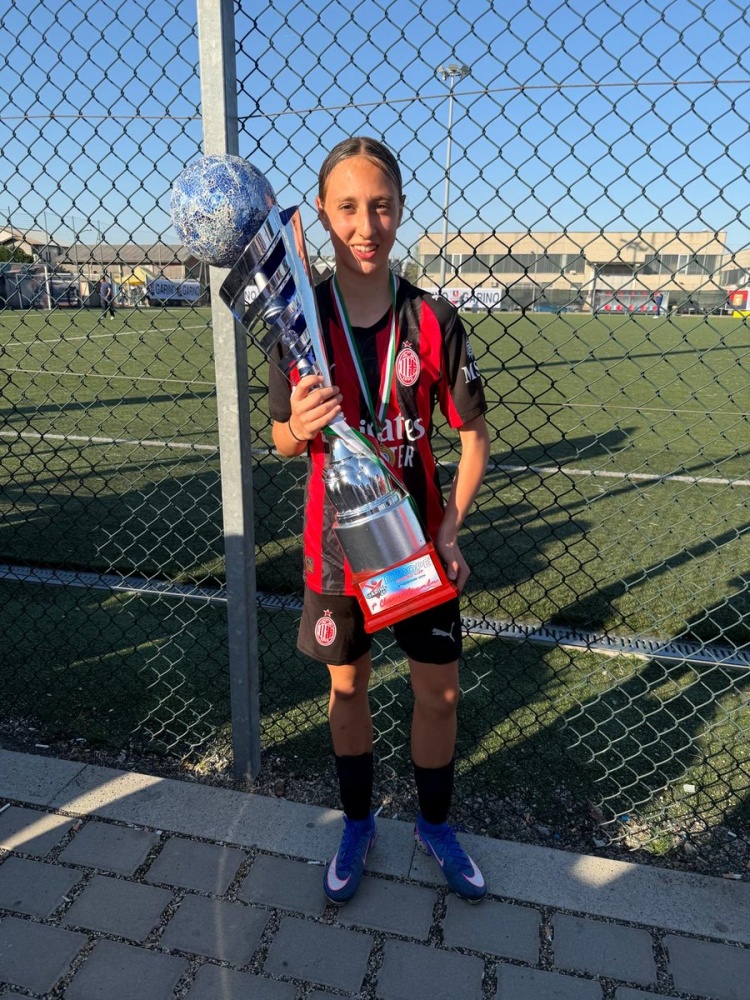 莫德里奇之女艾瑪隨米蘭U13女足奪冠 捧杯瞬間神似其父