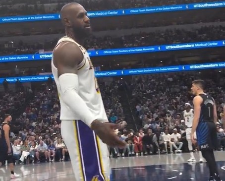 詹姆斯場邊對(duì)話球迷 直言仍能掌控比賽但被球隊(duì)擱置