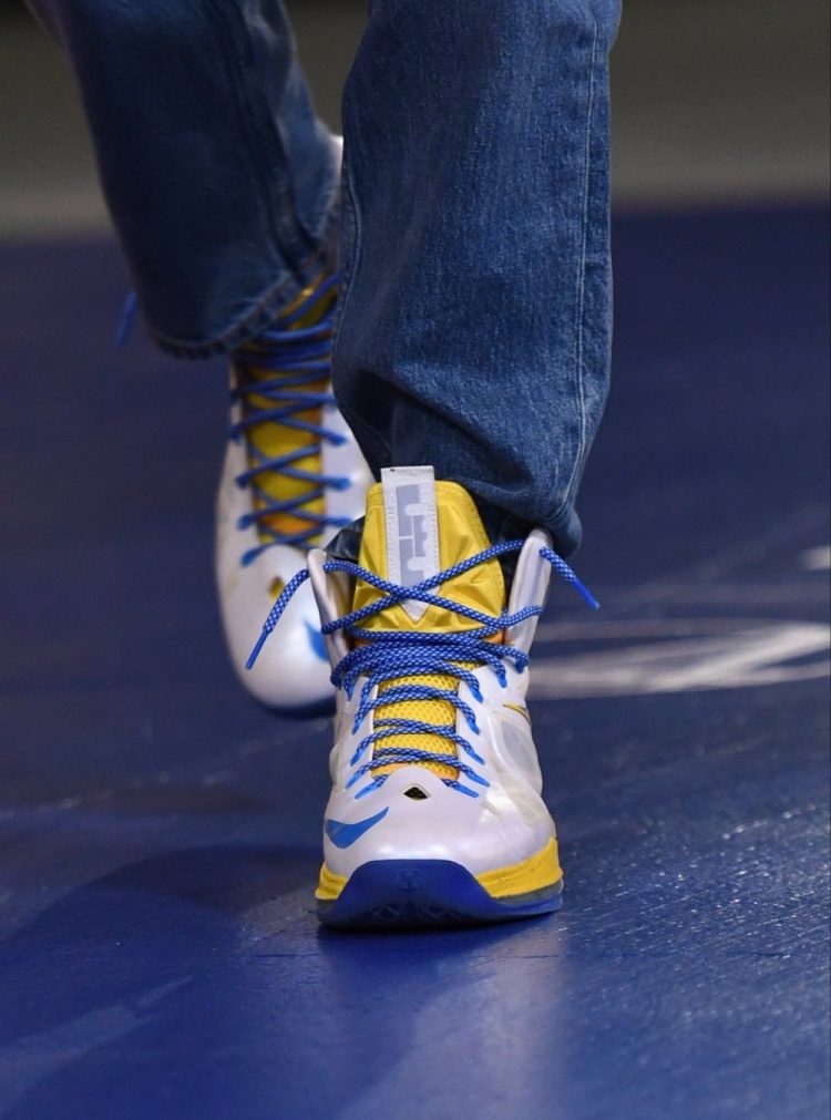 庫里賽前上腳詹姆斯十代戰(zhàn)靴 經(jīng)典鞋款見證對手冠軍征程