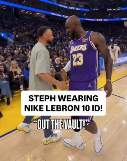 庫里賽前著詹姆斯十代戰(zhàn)靴入場(chǎng) 與詹姆斯場(chǎng)邊交談