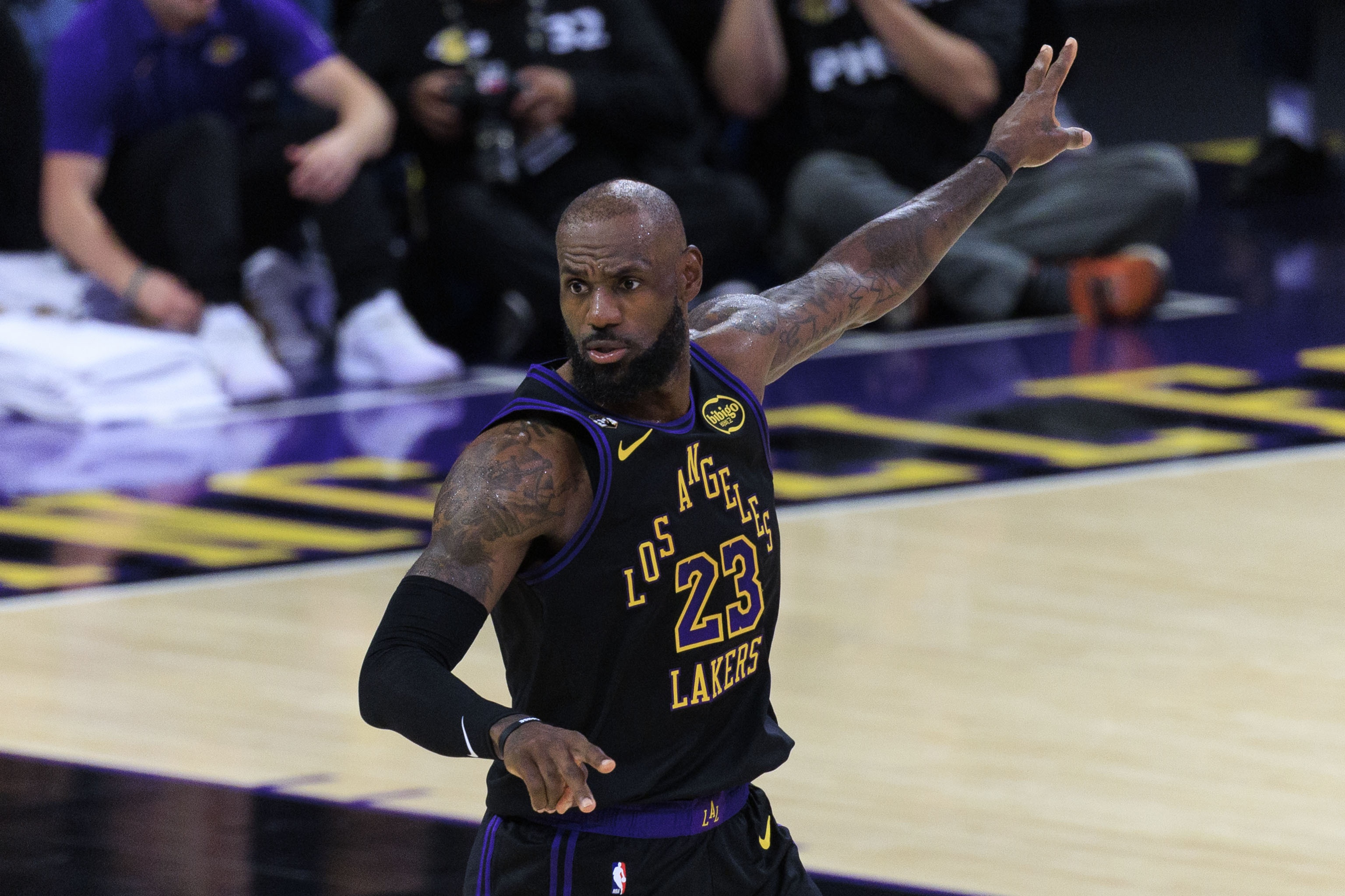 詹皇背靠背統(tǒng)治攻防 湖人鎖定前四主場(chǎng)優(yōu)勢(shì)