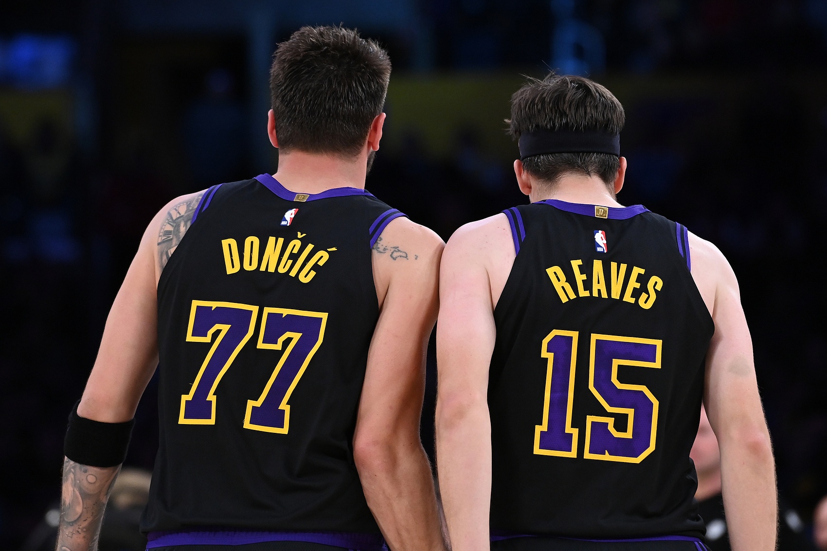 詹皇背靠背統(tǒng)治攻防 湖人鎖定前四主場(chǎng)優(yōu)勢(shì)