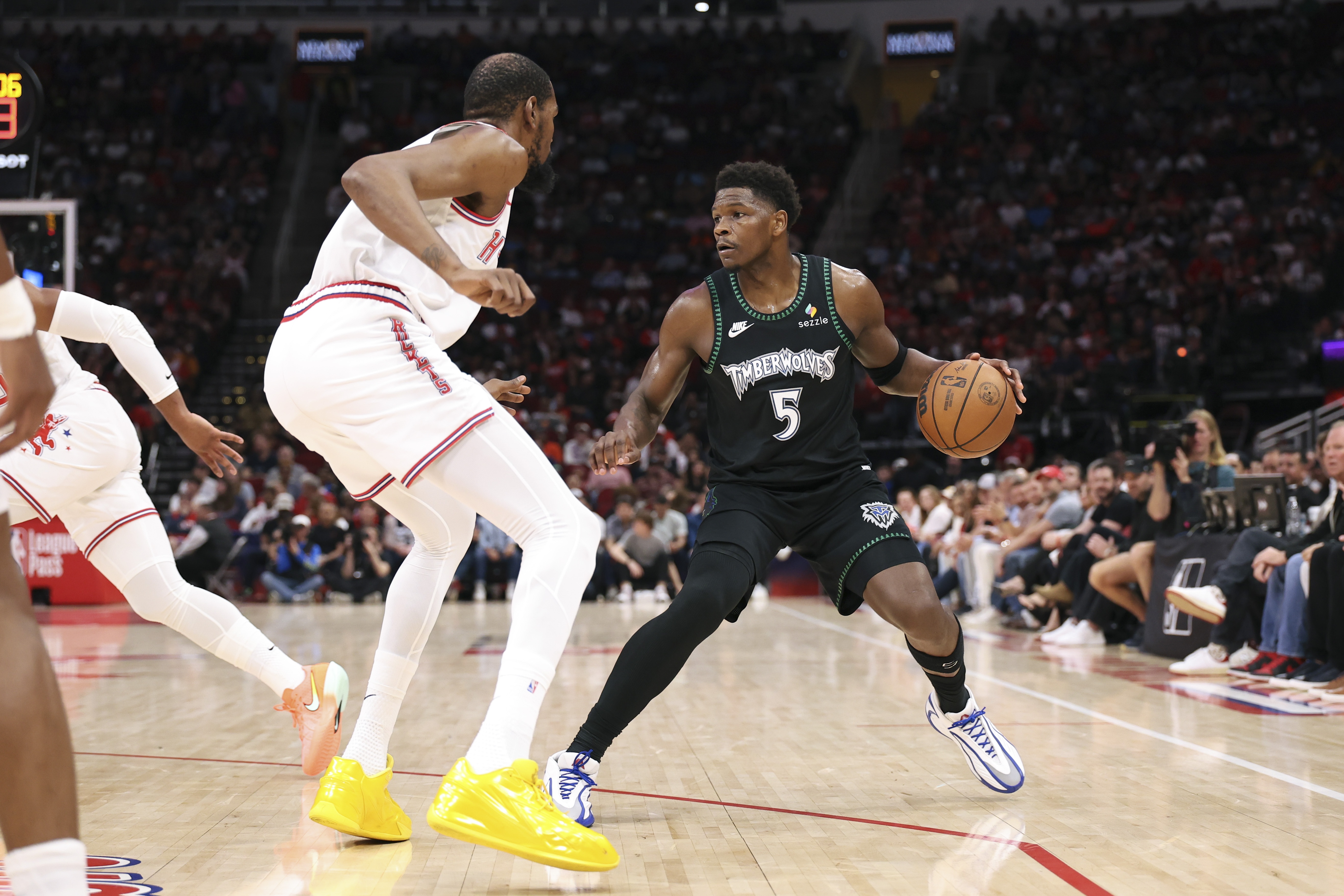 詹皇背靠背統(tǒng)治攻防 湖人鎖定前四主場(chǎng)優(yōu)勢(shì)