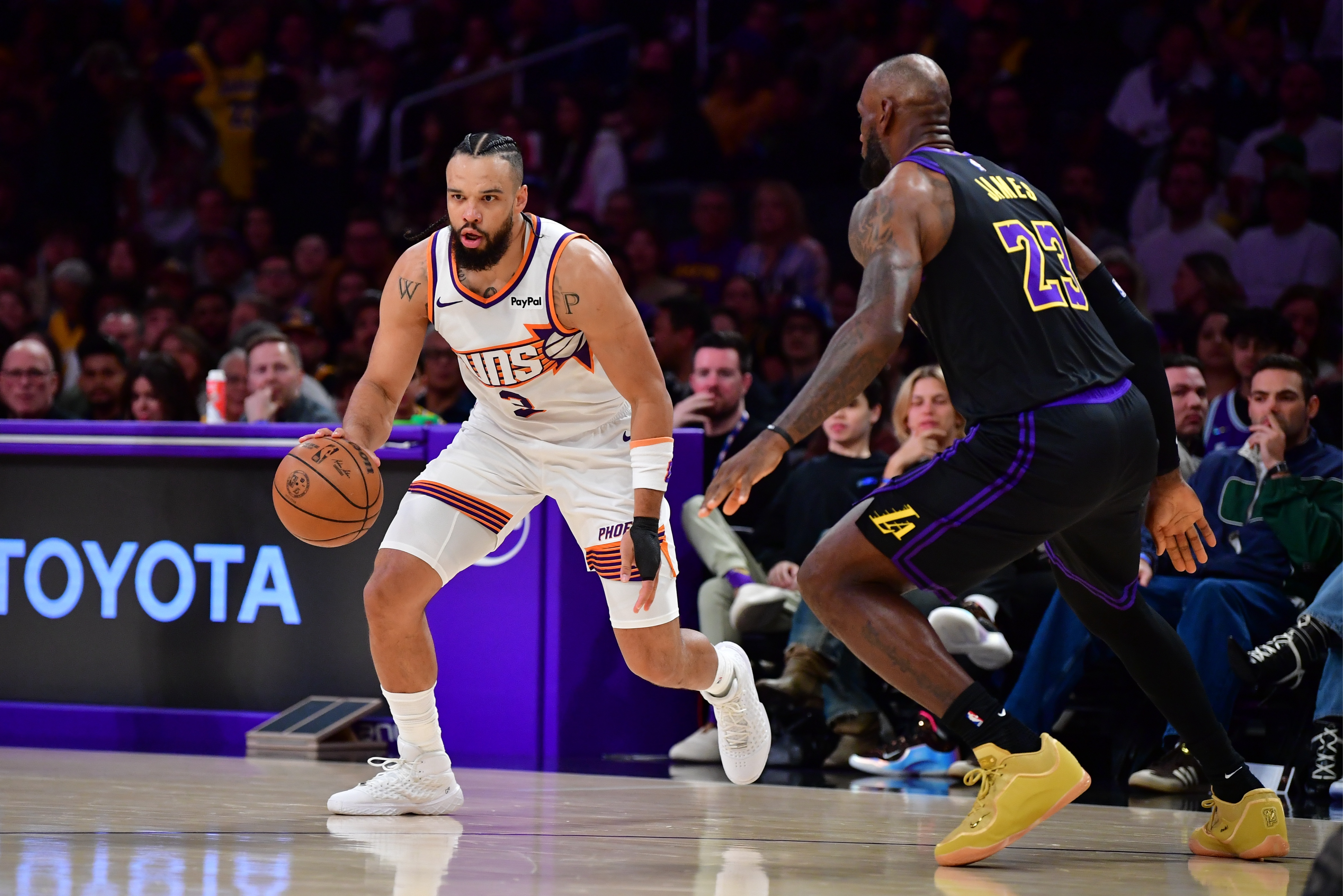 詹皇背靠背統(tǒng)治攻防 湖人鎖定前四主場(chǎng)優(yōu)勢(shì)