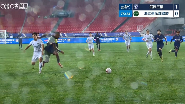卡迪斯禁區(qū)內(nèi)倒地未獲點(diǎn)球 武漢三鎮(zhèn)浙江爭(zhēng)議判罰