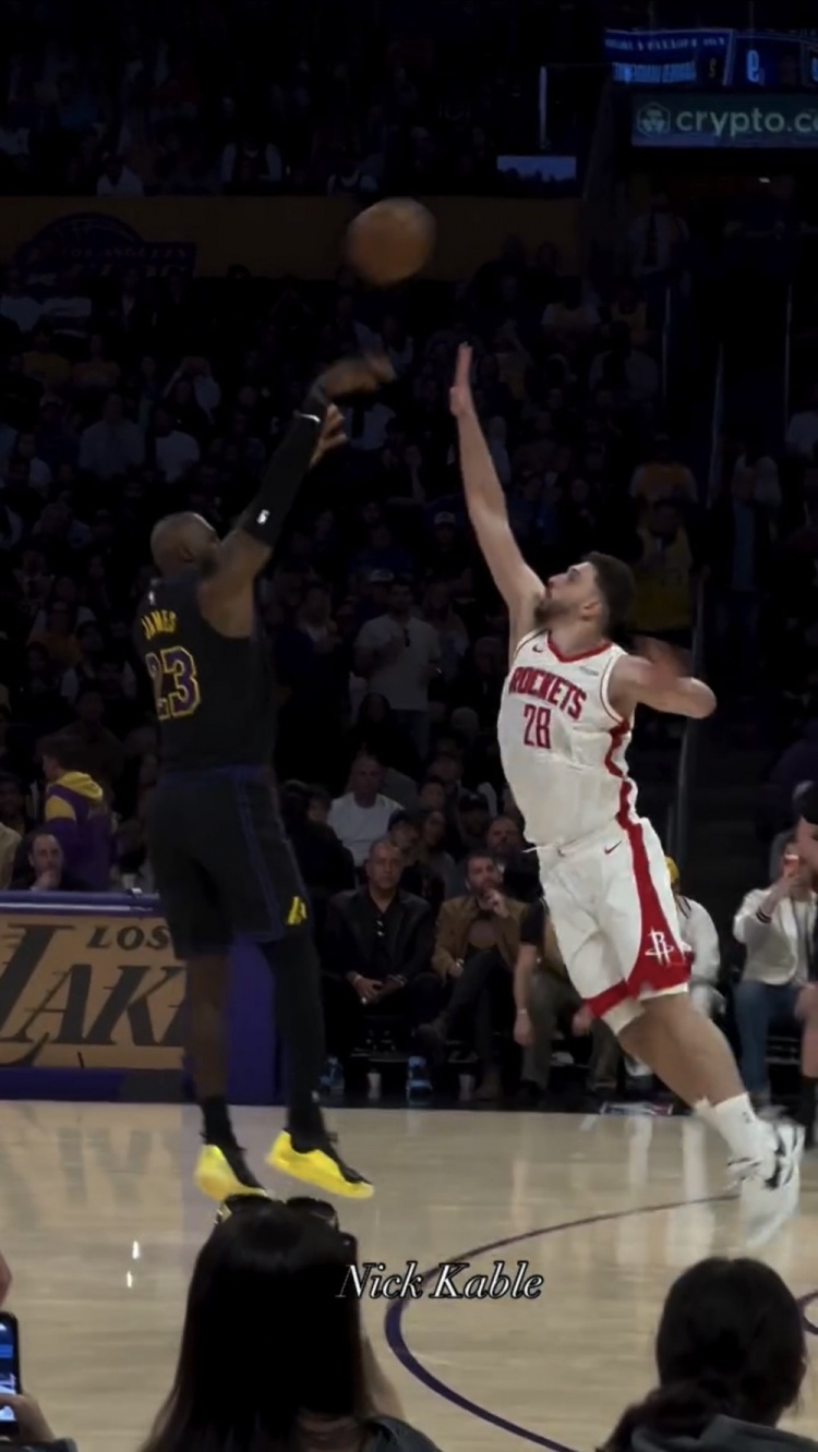 詹姆斯遭泰特夾臂后弧頂干拔三分命中