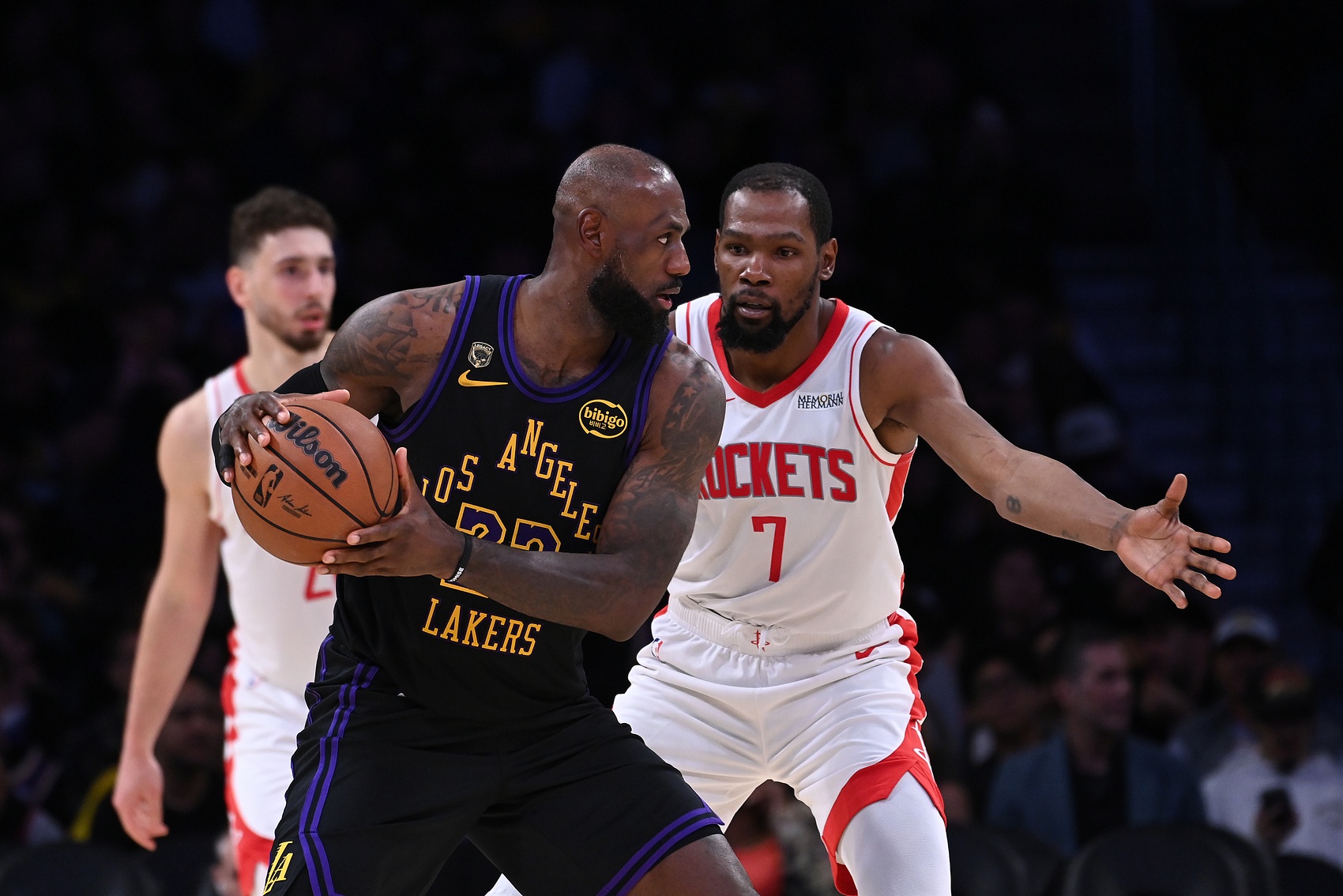 首輪橫掃懸念僅存雷霆湖人，其余六組均陷苦戰(zhàn)