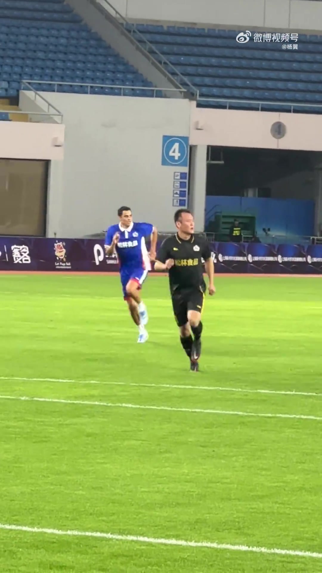 莫雷諾倒掛金鉤建功 東方榮耀1-0壓制傳奇明星