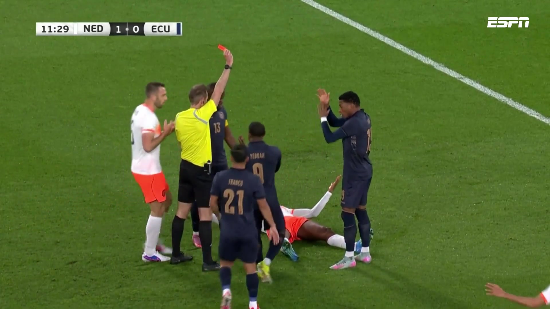 防守最后一人！普拉塔超車(chē)單刀，鄧弗里斯拉倒犯規(guī)直紅離場(chǎng)！