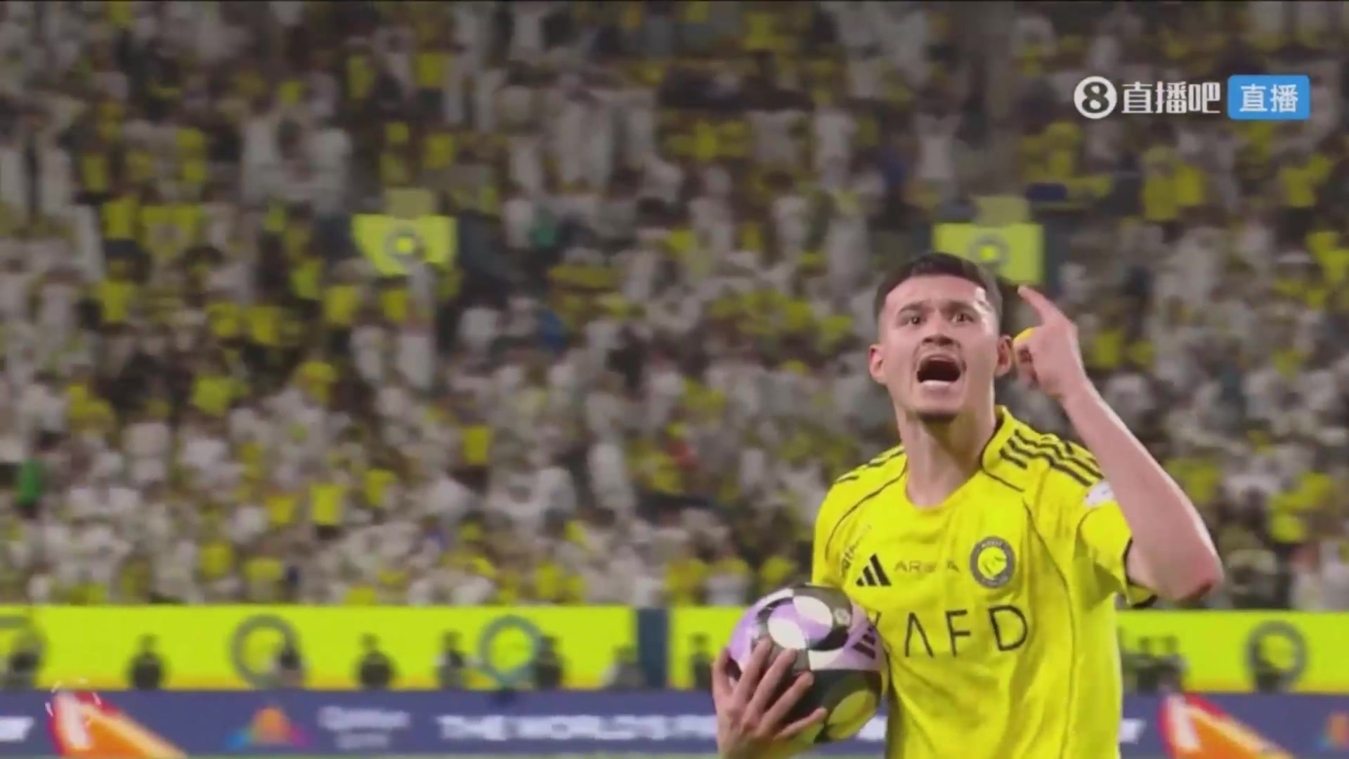 勝利1-1扳平比分！布羅佐維奇?zhèn)髦泄返らT前搶點(diǎn)破門！