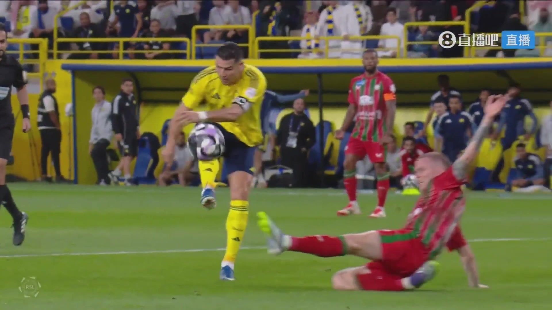 可惜了！C羅禁區(qū)內(nèi)扣過防守打門擊中立柱彈出！