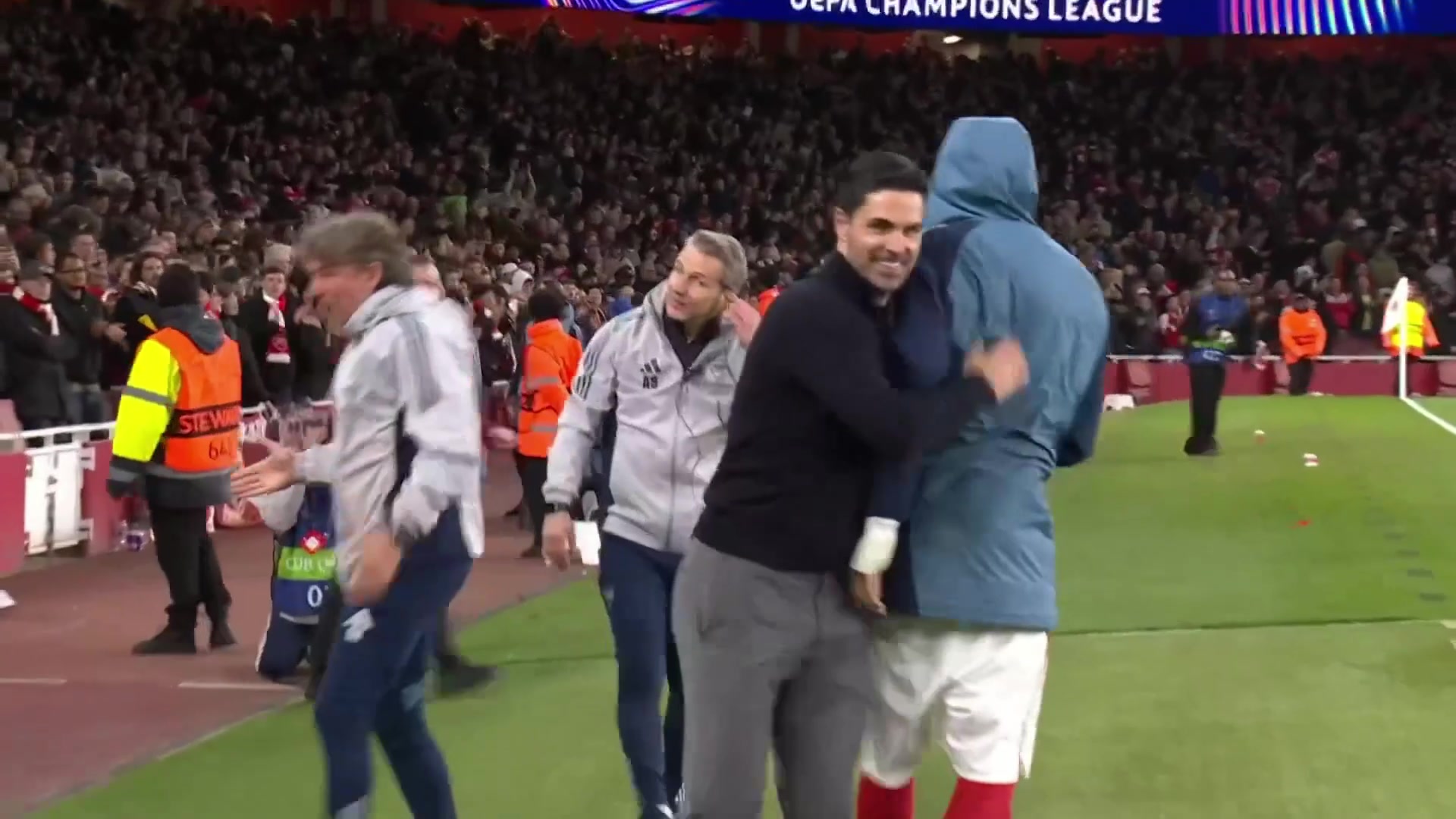 嚇人！葡體最后一攻險(xiǎn)進(jìn)球，若昂-西蒙斯勁射稍稍偏出！