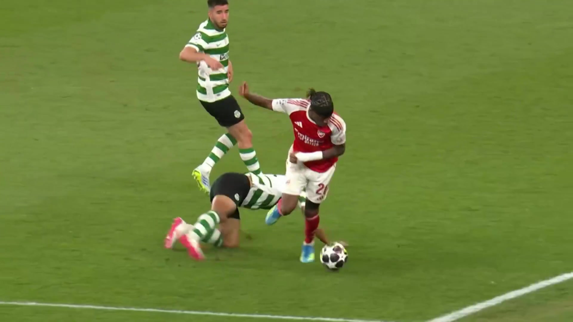 受傷換下！馬杜埃凱拼搶倒地痛苦離場(chǎng)！道曼臨危受命替補(bǔ)登場(chǎng)！