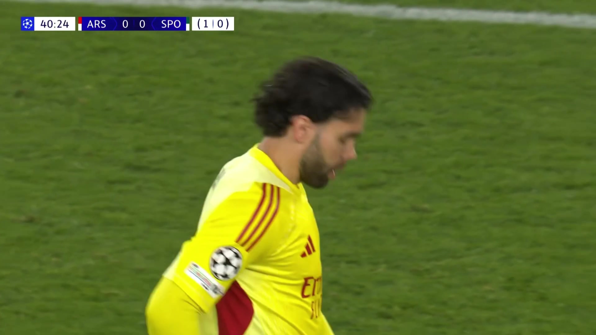 險(xiǎn)送大禮！拉亞禁區(qū)內(nèi)出球失誤！葡體斷球沒(méi)把握住！